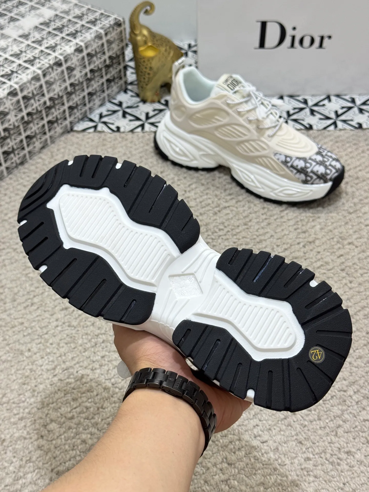 Men's shoes 💰440 [New model] 🐬🐬Original quality - Dior The latest model of sports shoes 🎁Casual and fashionable men's shoes 👟Best model 💥Simple and elegant version, exclusive for trendy men. Unique official website new and most brand elements 👑original decoration, imported cowhide stitching with classic fabrics, fashionable and generous accessories, ✅foamed TPU wear-resistant and taller outsole, light and comfortable. Size: 38-44 (45 customized